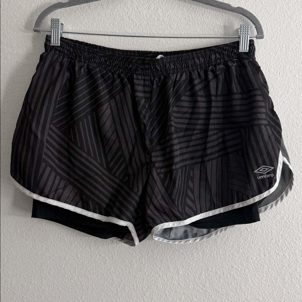 Umbro Black and Grey Printed/Stripe Athletic Shorts Size Large